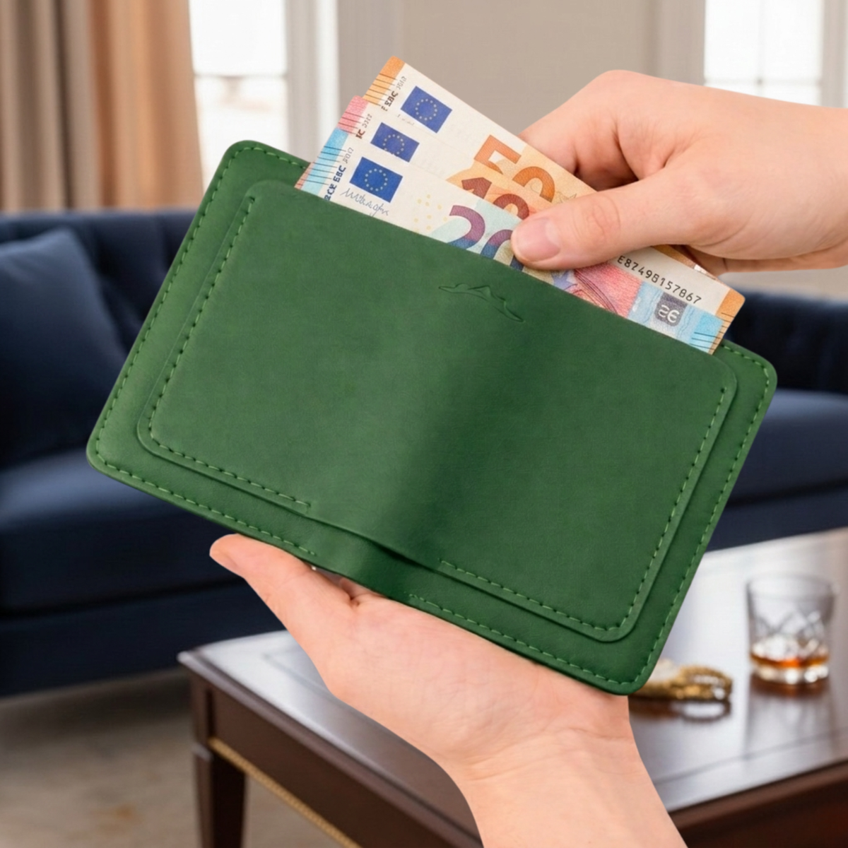 Porte-cartes The Fold Co en cuir pleine fleur vert émeraude avec coutures contrastées et billets insérés